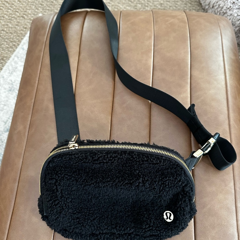 Lululemon Everywhere Belt Bag Black Fleece